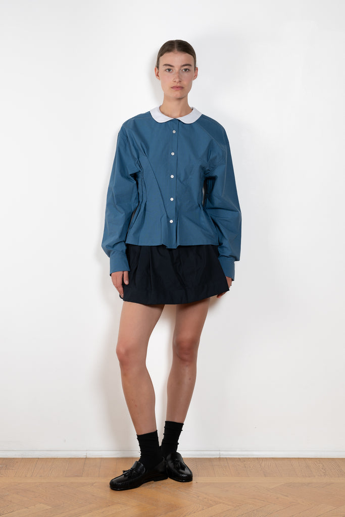 The Waisted Shirt by Meryll Rogge is a long-sleeved waisted shirt crafted in printed cotton, featuring a club collar and a fitted silhouette.