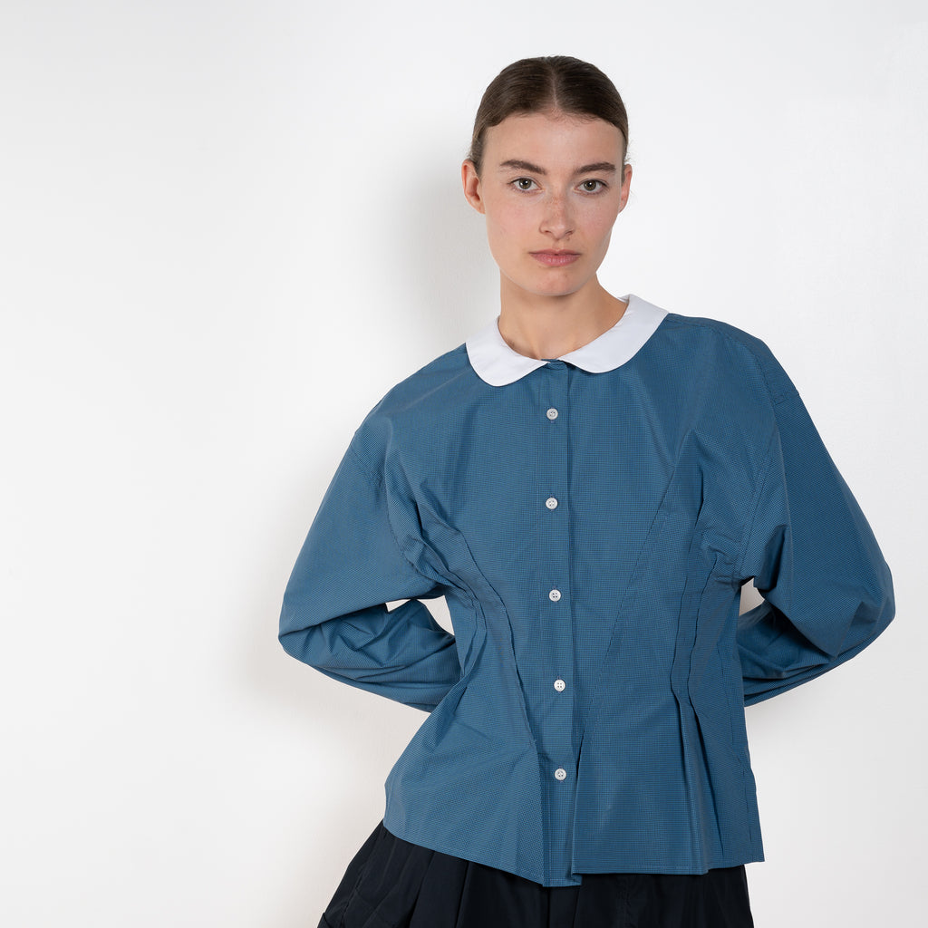 The Waisted Shirt by Meryll Rogge is a long-sleeved waisted shirt crafted in printed cotton, featuring a club collar and a fitted silhouette.