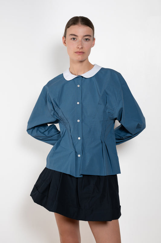 The Waisted Shirt by Meryll Rogge is a long-sleeved waisted shirt crafted in printed cotton, featuring a club collar and a fitted silhouette.