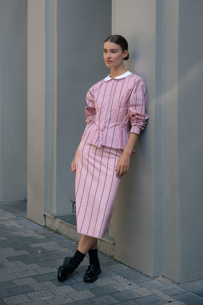 The Waisted Shirt by Meryll Rogge is a long-sleeved waisted shirt crafted in printed cotton, featuring a club collar and a fitted silhouette.