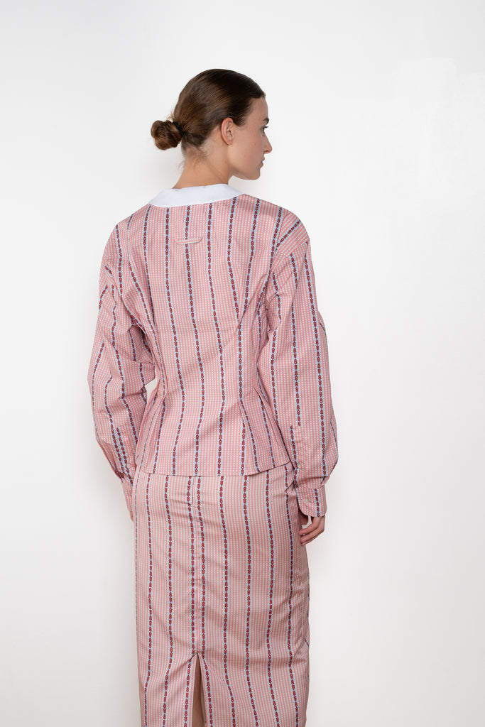 The Waisted Shirt by Meryll Rogge is a long-sleeved waisted shirt crafted in printed cotton, featuring a club collar and a fitted silhouette.