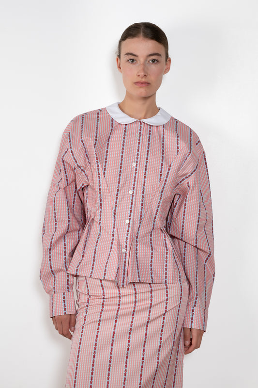 The Waisted Shirt by Meryll Rogge is a long-sleeved waisted shirt crafted in printed cotton, featuring a club collar and a fitted silhouette.