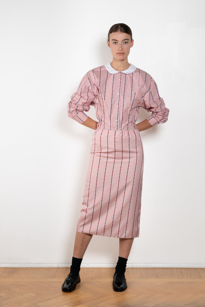 The Waisted Shirt by Meryll Rogge is a long-sleeved waisted shirt crafted in printed cotton, featuring a club collar and a fitted silhouette.
