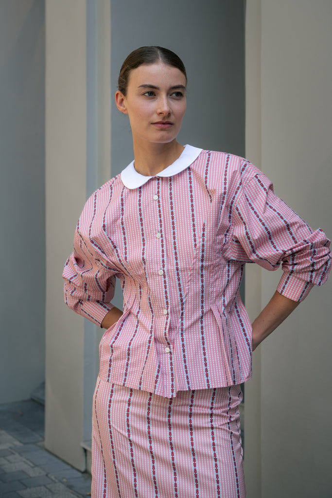 The Waisted Shirt by Meryll Rogge is a long-sleeved waisted shirt crafted in printed cotton, featuring a club collar and a fitted silhouette.