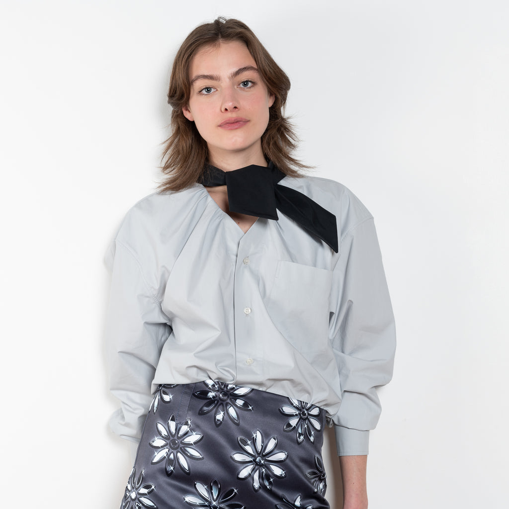 The Boule Shirt by Meryll Rogge is a loose shirt with a contrasted black tie collar