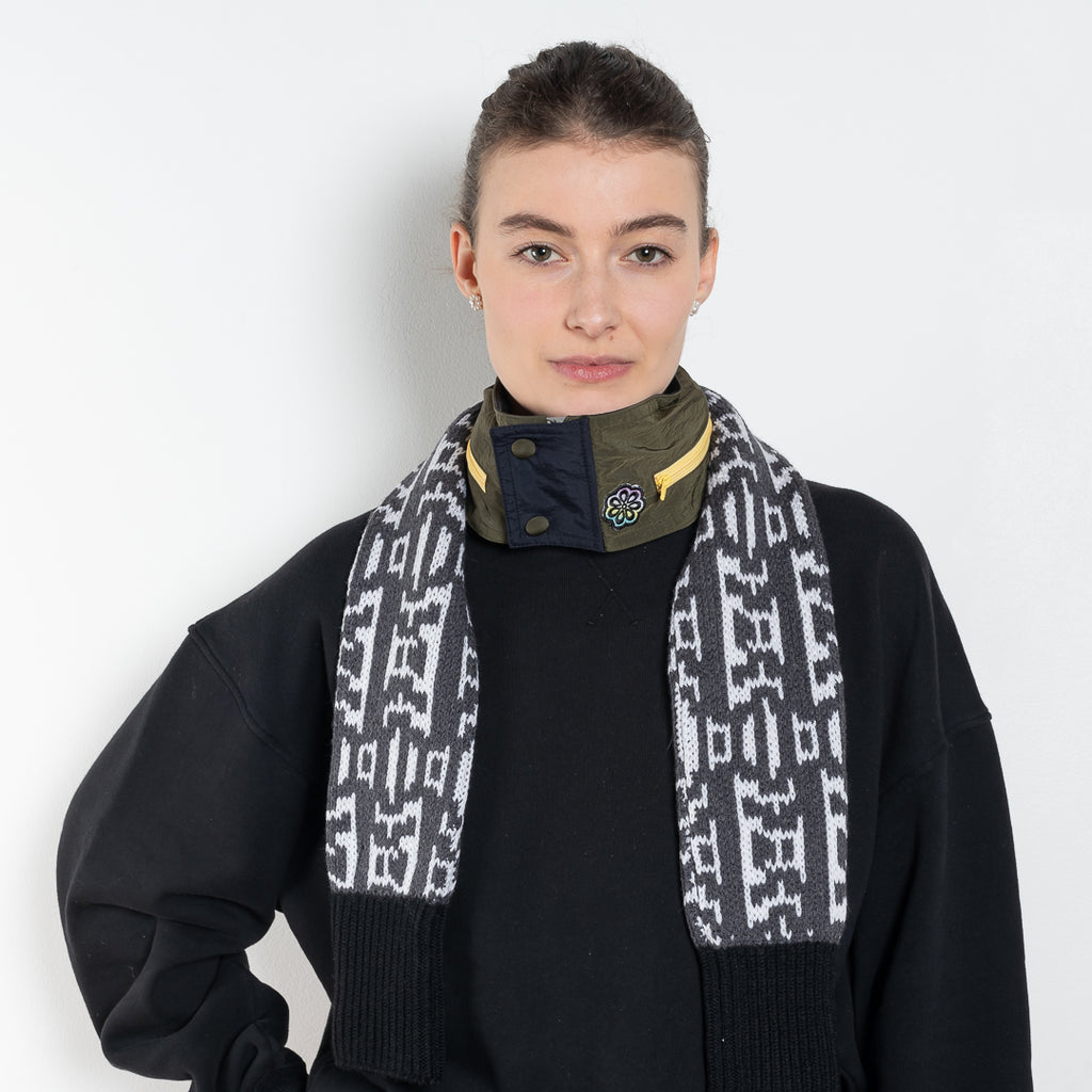 The Oversized Sweatshirt by Meryll Rogge is a signature sweatshirt with a round neck and ribbed trims