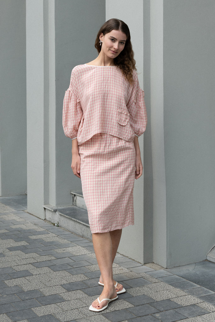 The Crayon Skirt by Nackiye is a knee length pencil skirt with loops. Gathered at the waist with a revealing petticoat