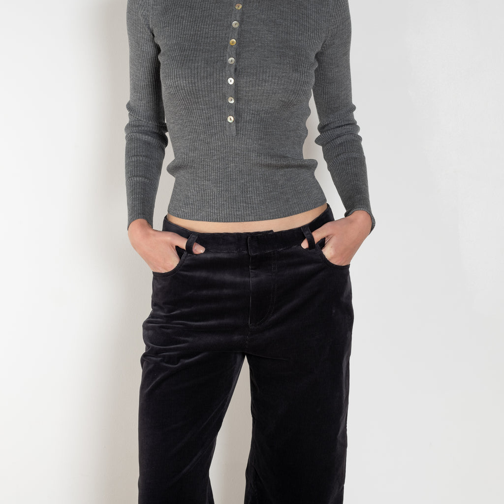The Jimi Pants by Nackiye is a relaxed low waist straight pant with two pockets at the rear, including two front pockets