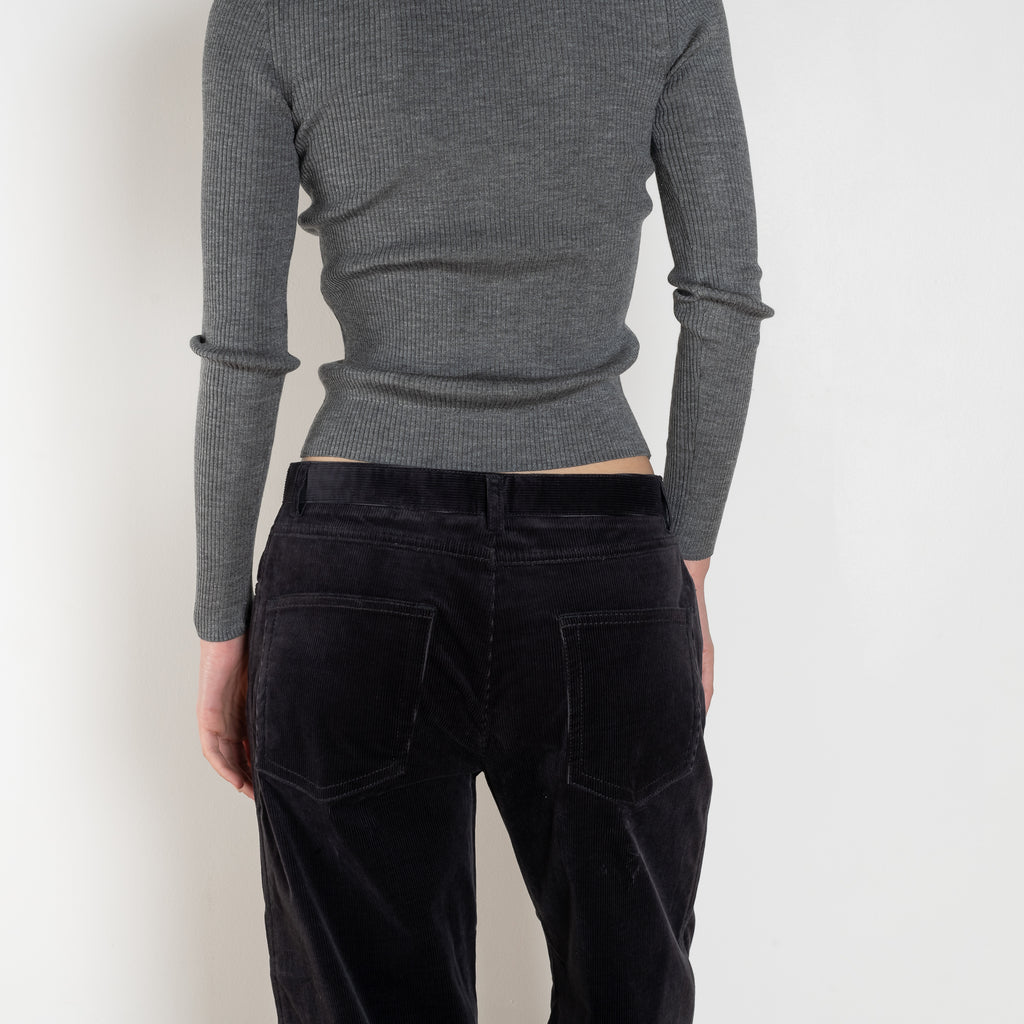 The Jimi Pants by Nackiye is a relaxed low waist straight pant with two pockets at the rear, including two front pockets