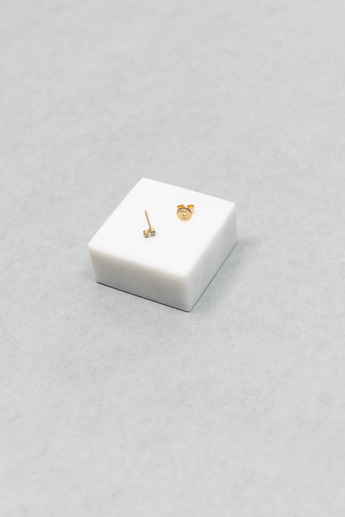 The Lulu Diamant Earring by Sophie Bille Brahe is a delicate stud earring with two diamonds decreasing in size