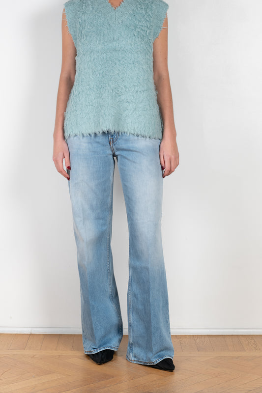 The Relaxed Jeans 2022 by Acne Studios is a high waisted 5-pocket denim with a wide leg and long length
