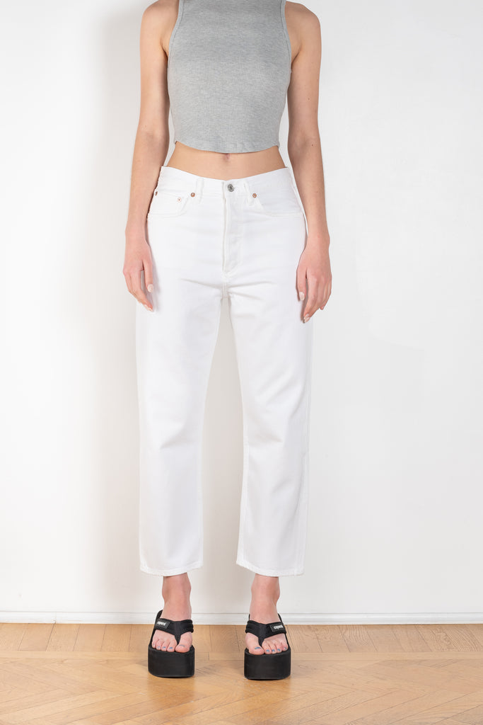 The 90's Crop Jeans by Agolde is a mid-rise jeans designed to sit relaxed on the waist with a straight fit through the ankle