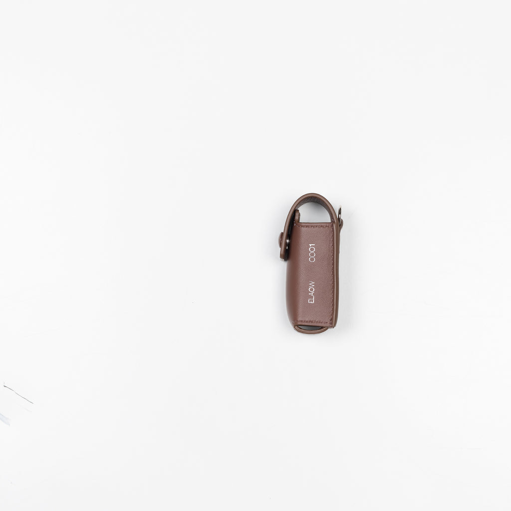 The LL1 Lipstick Holder by ELAOW is a lipstick / lighter case made in soft nappa leather to customize your ELAOW bags
