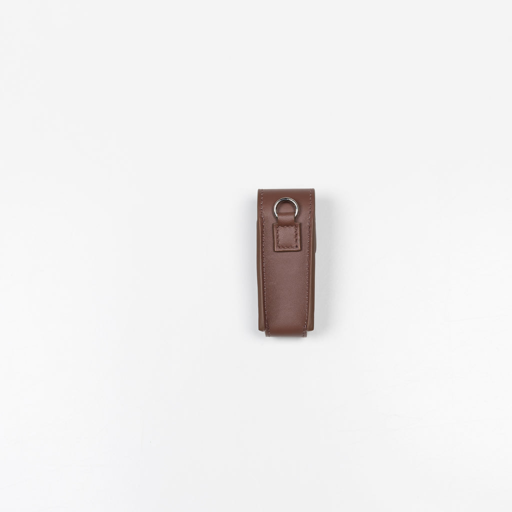 The LL1 Lipstick Holder by ELAOW is a lipstick / lighter case made in soft nappa leather to customize your ELAOW bags