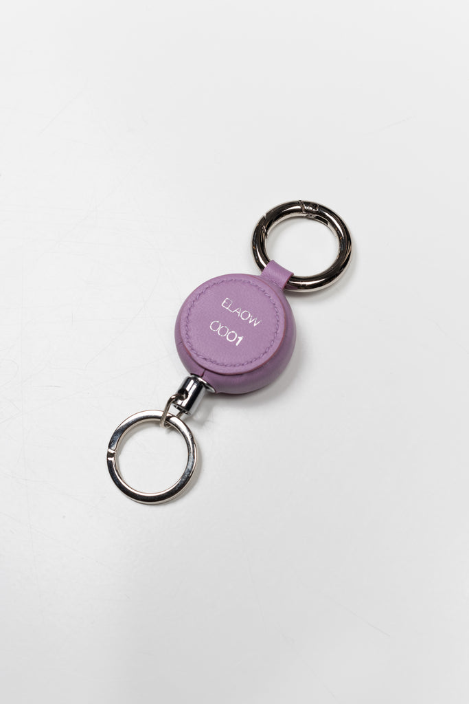 The PK1 Key Holder by ELAOW is a retractable key holder made in soft nappa leather to customize your ELAOW bags