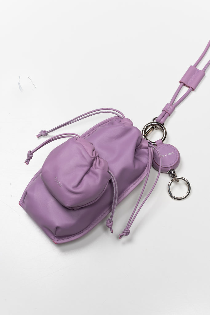 The PK1 Key Holder by ELAOW is a retractable key holder made in soft nappa leather to customize your ELAOW bags