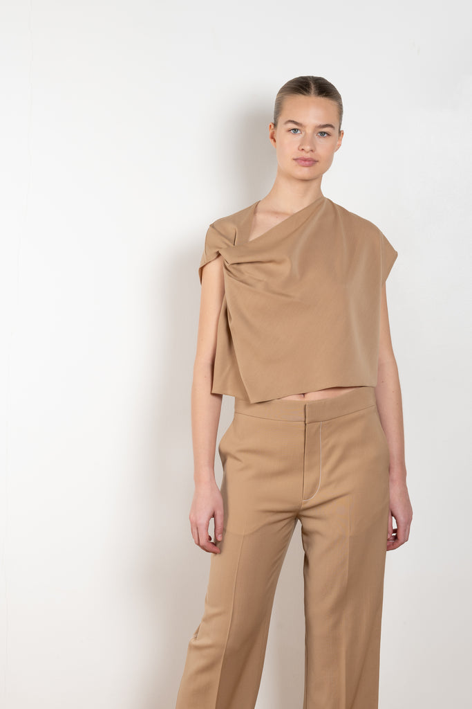 The Crop Top 0732 by GAUCHERE is a cropped top with a folding detail on the right shoulder