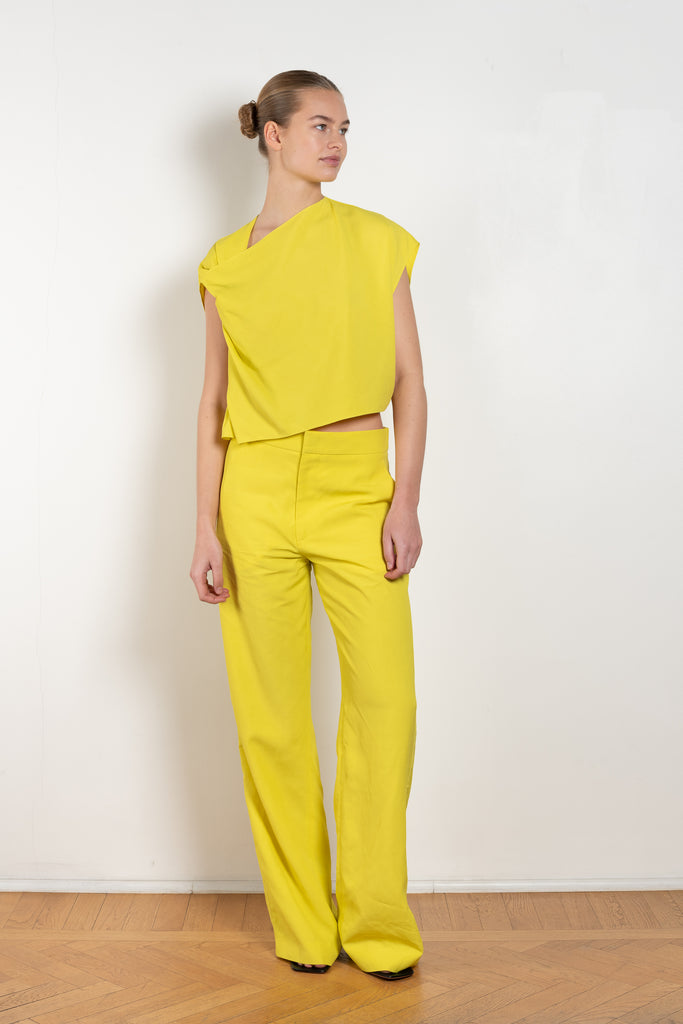 The Crop Top 0732 by GAUCHERE is a cropped top with a folding detail on the right shoulder in a bright yellow linen blend