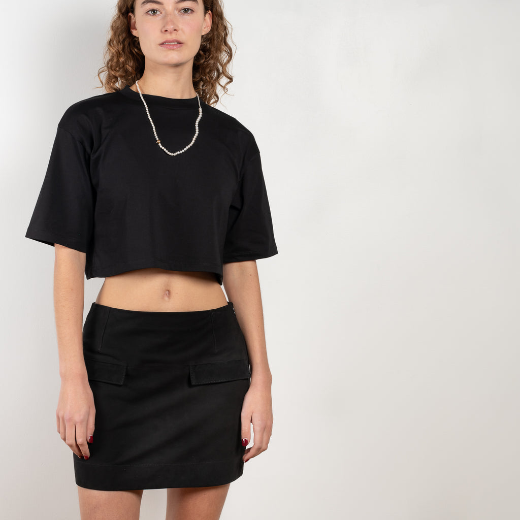 The Gupo Crop Top by LOULOU STUDIO is a cropped Tee in a structured pima cotton