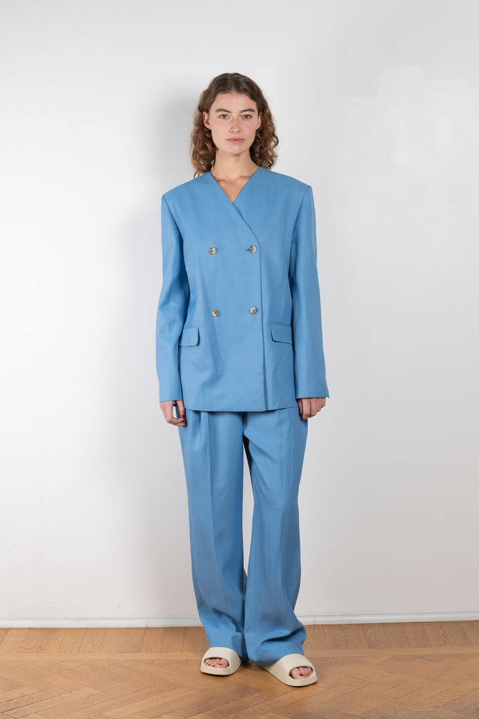 The Jalca Blazer by Loulou Studio is a relaxed blazer jacket in a vibrant blue linen and viscose blend