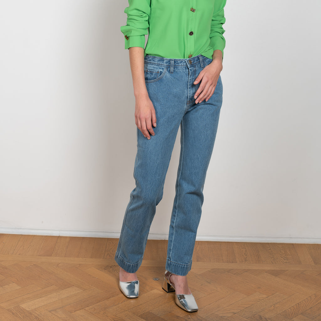 The Alfie Jeans by Rejina Pyo are relaxed straight legged jeans with contrast topstitching and asymmetric back pockets