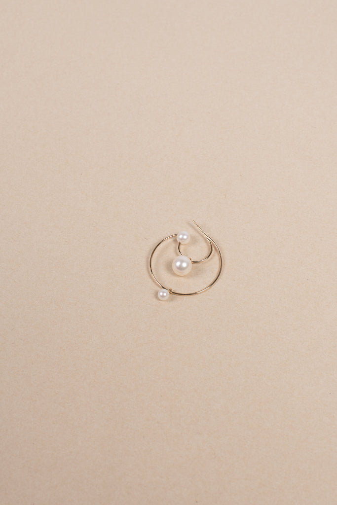 The Bain Perle Earring by Sophie Bille Brahe is a single hoop earring with several pearls, which captures Sophie Bille Brahe’s minimalistic sensibility and clean Scandinavian aestheticThe Bain Perle Earring by Sophie Bille Brahe is a single hoop earring with several pearls, which captures Sophie Bille Brahe’s minimalistic sensibility and clean Scandinavian aesthetic