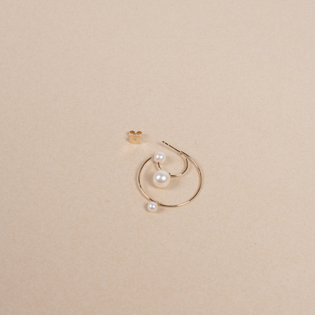 The Bain Perle Earring by Sophie Bille Brahe is a single hoop earring with several pearls, which captures Sophie Bille Brahe’s minimalistic sensibility and clean Scandinavian aesthetic