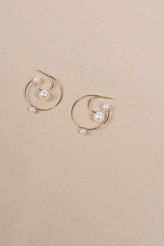 The Bain Perle Earring by Sophie Bille Brahe is a single hoop earring with several pearls, which captures Sophie Bille Brahe’s minimalistic sensibility and clean Scandinavian aesthetic