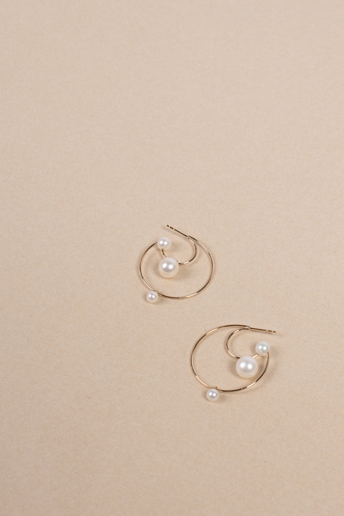 The Bain Perle Earring by Sophie Bille Brahe is a single hoop earring with several pearls, which captures Sophie Bille Brahe’s minimalistic sensibility and clean Scandinavian aesthetic