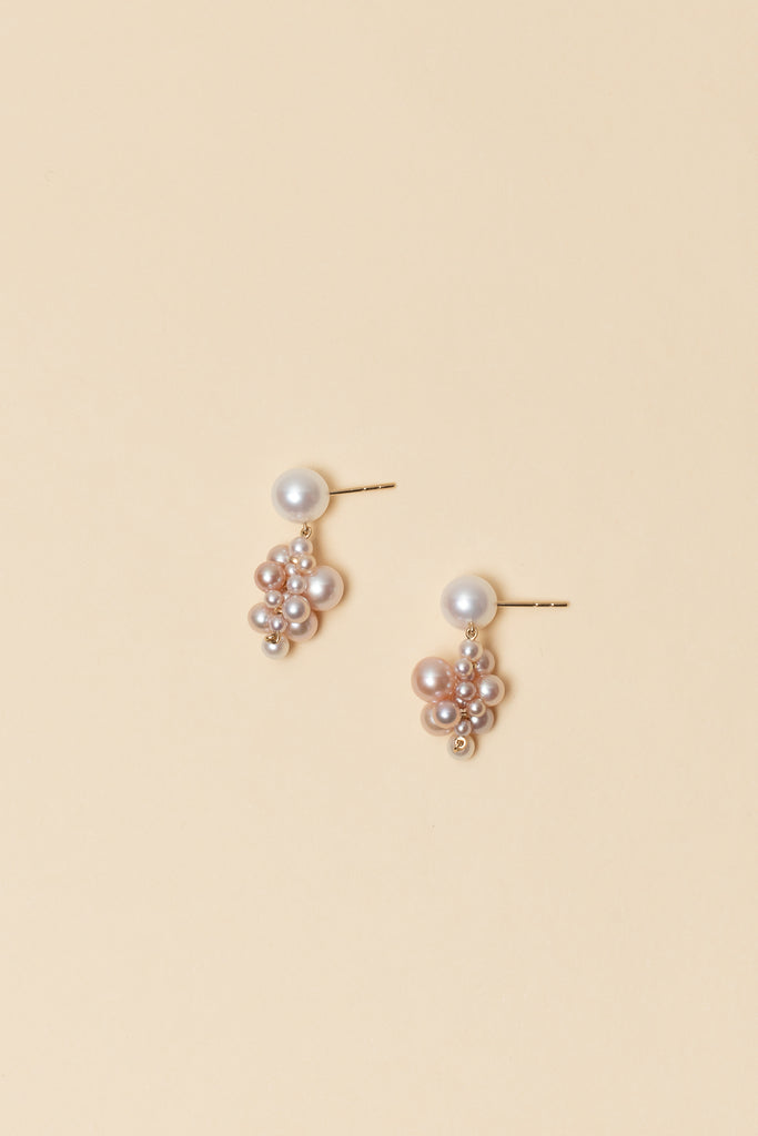 The Botticelli Earrings by Sophie Bille Brahe are a pair of 14Kt Gold earrings with pink and cream pearls of different sizes