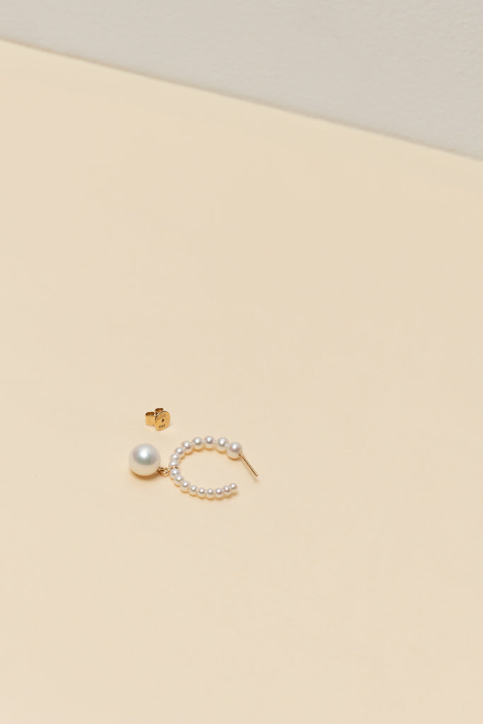 The Boucle Marco Perle Earrings by Sophie Bille Brahe are 14Kt Gold hoop earrings with freshwater pearls descending in size from the front to the back