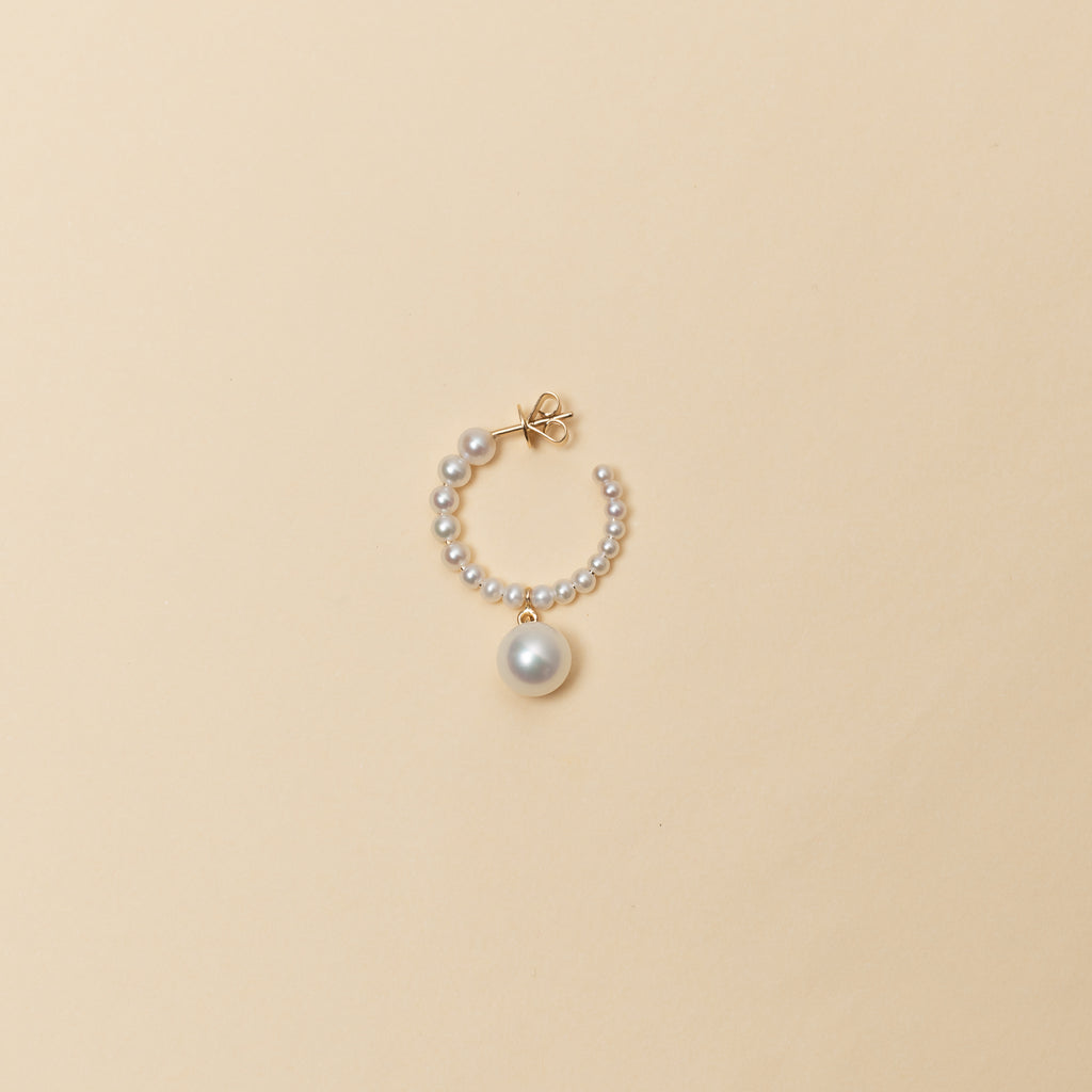 The Boucle Marco Perle Earrings by Sophie Bille Brahe are 14Kt Gold hoop earrings with freshwater pearls descending in size from the front to the back