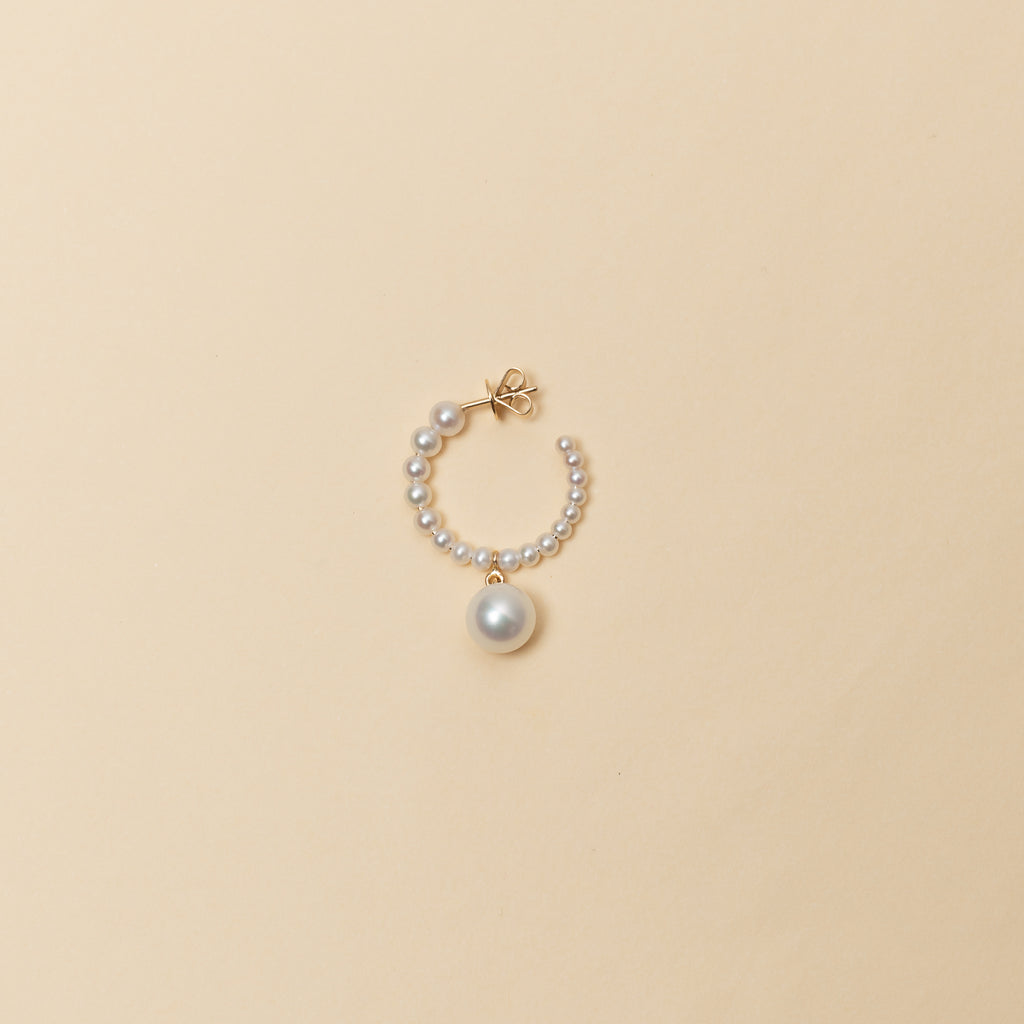 The Boucle Marco Perle Earrings by Sophie Bille Brahe are 14Kt Gold hoop earrings with freshwater pearls descending in size from the front to the back