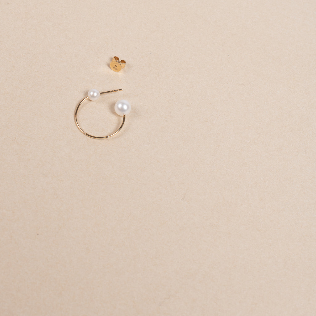 The Claudia Earring by Sophie Bille Brahe is a single hoop earring with pearls, which captures Sophie Bille Brahe’s minimalistic sensibility and clean Scandinavian aesthetic