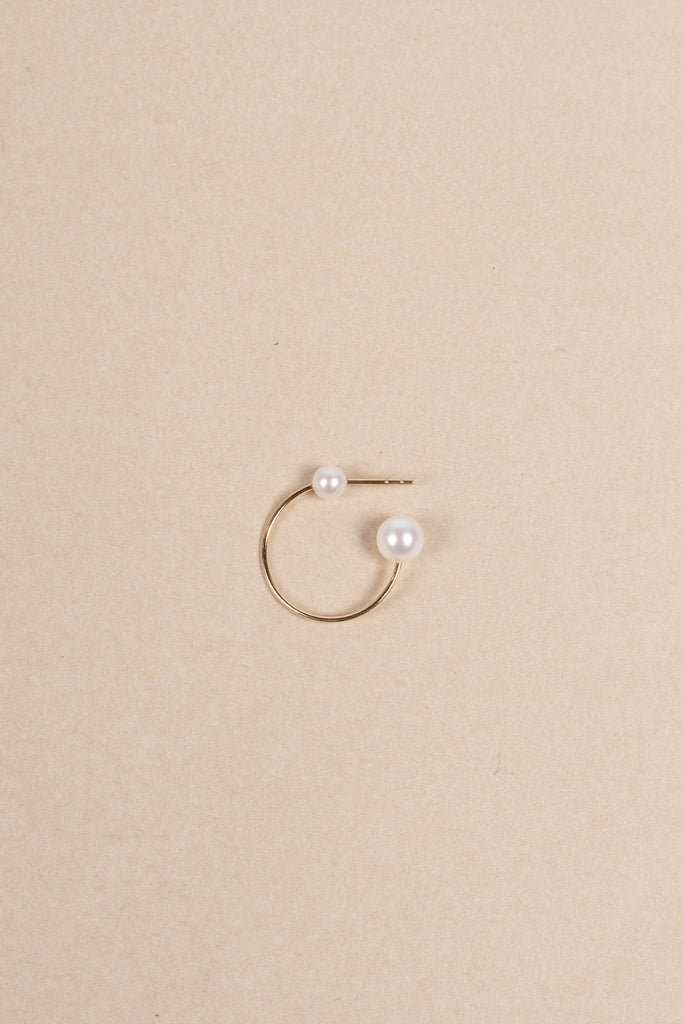 The Claudia Earring by Sophie Bille Brahe is a single hoop earring with pearls, which captures Sophie Bille Brahe’s minimalistic sensibility and clean Scandinavian aesthetic
