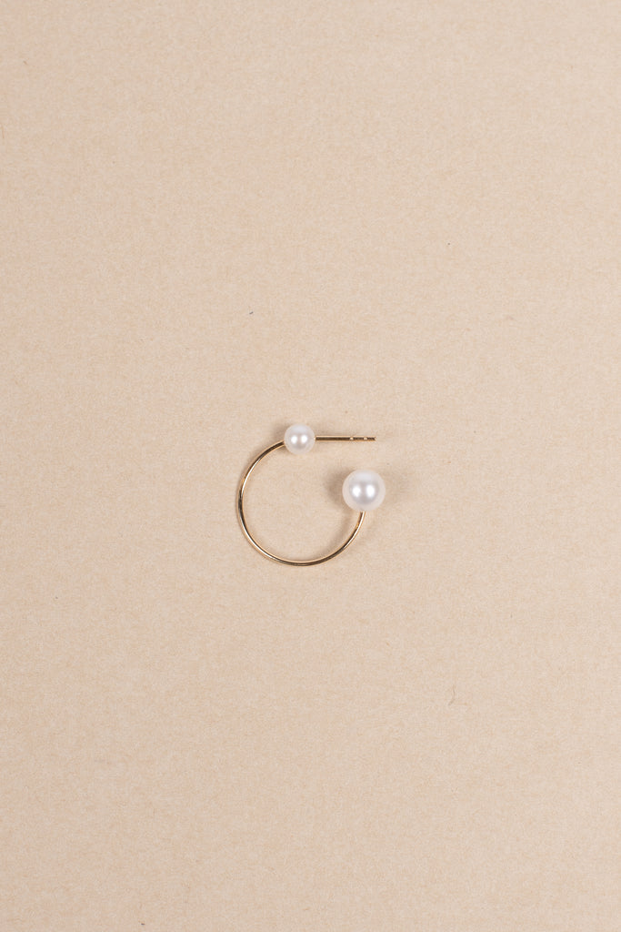 The Claudia Earring by Sophie Bille Brahe is a single hoop earring with pearls, which captures Sophie Bille Brahe’s minimalistic sensibility and clean Scandinavian aesthetic