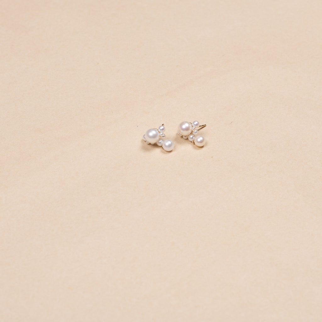 The Grande Chambre De perles Earring by Sophie Bille Brahe is a single pearl earring in 14K yellow gold with round freshwater pearls