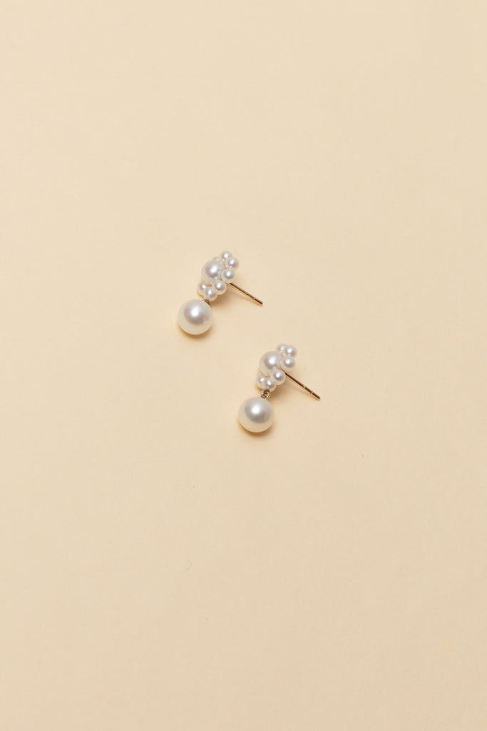 The Margherita Perle Earrings by Sophie Bille Brahe are small 14Kt Gold earrings with freshwater pearls and a single pendant pearl