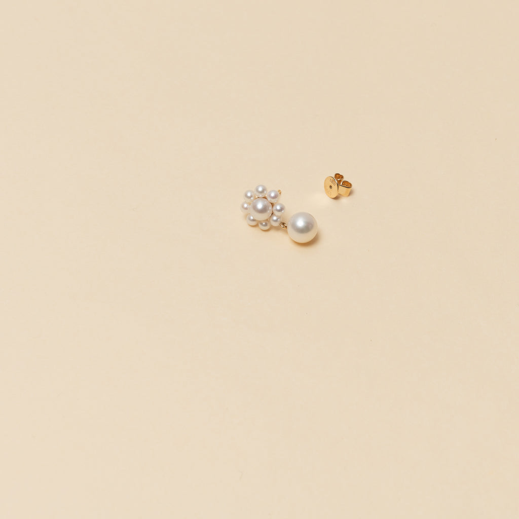 The Margherita Perle Earrings by Sophie Bille Brahe are small 14Kt Gold earrings with freshwater pearls and a single pendant pearl