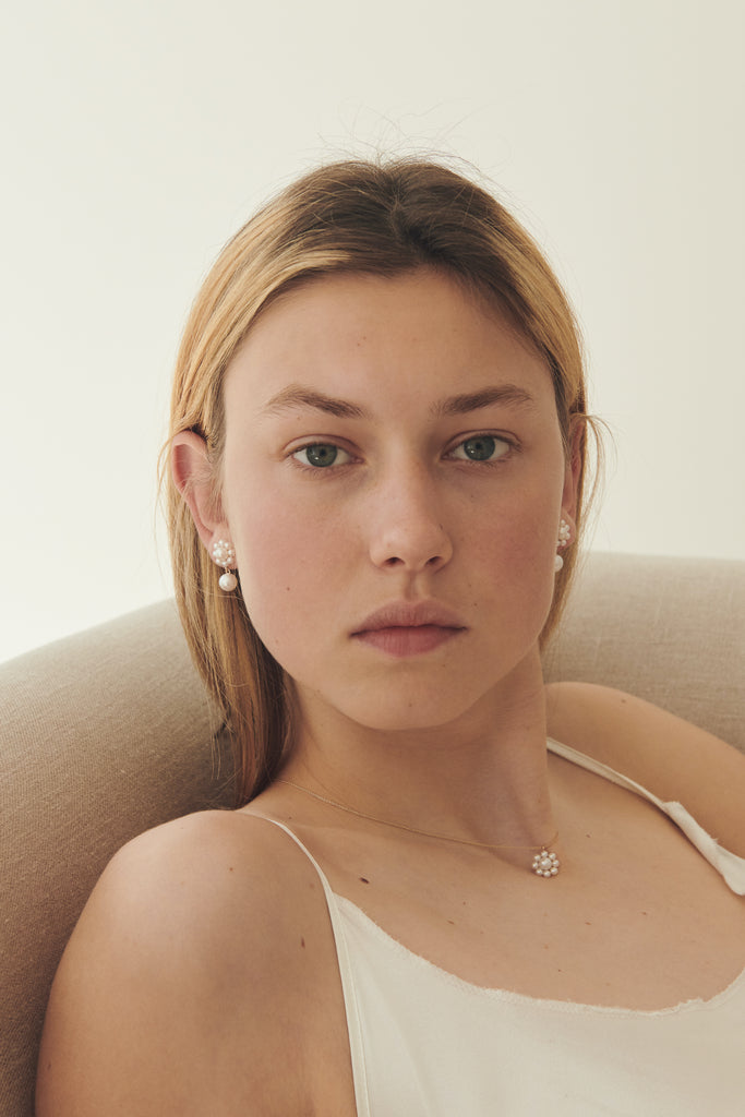 The Margherita Perle Earrings by Sophie Bille Brahe are small 14Kt Gold earrings with freshwater pearls and a single pendant pearl