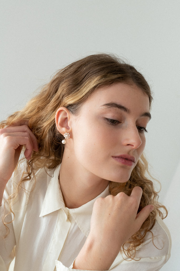 The Margherita Perle Earrings by Sophie Bille Brahe are small 14Kt Gold earrings with freshwater pearls and a single pendant pearl