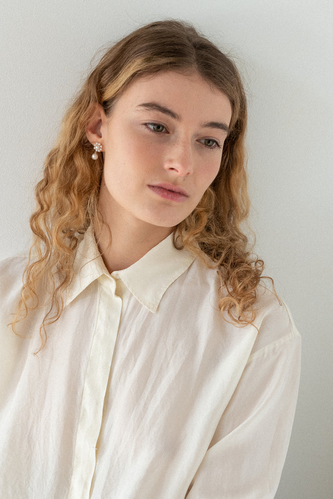 The Margherita Perle Earrings by Sophie Bille Brahe are small 14Kt Gold earrings with freshwater pearls and a single pendant pearl
