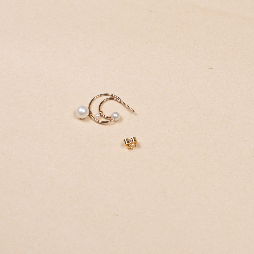 The Petit Bain Earring by Sophie Bille Brahe is a petite single hoop earring with several pearls