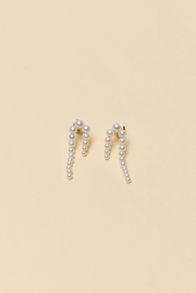 The Petite Perle Nuit Earrings by Sophie Bille Brahe are 14Kt Gold earrings with dropdown freshwater pearls descending in size