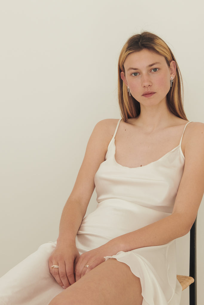 The Petite Perle Nuit Earrings by Sophie Bille Brahe are 14Kt Gold earrings with dropdown freshwater pearls descending in size