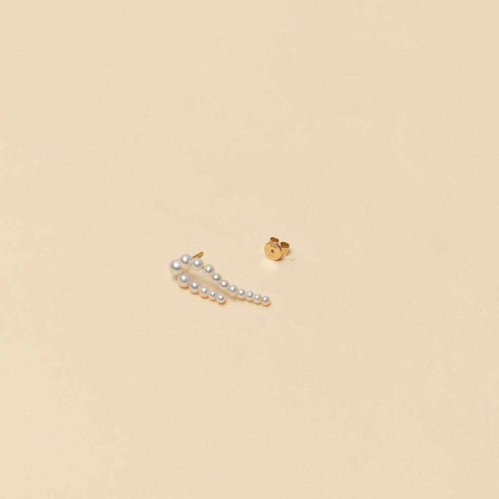 The Petite Perle Nuit Earrings by Sophie Bille Brahe are 14Kt Gold earrings with dropdown freshwater pearls descending in size