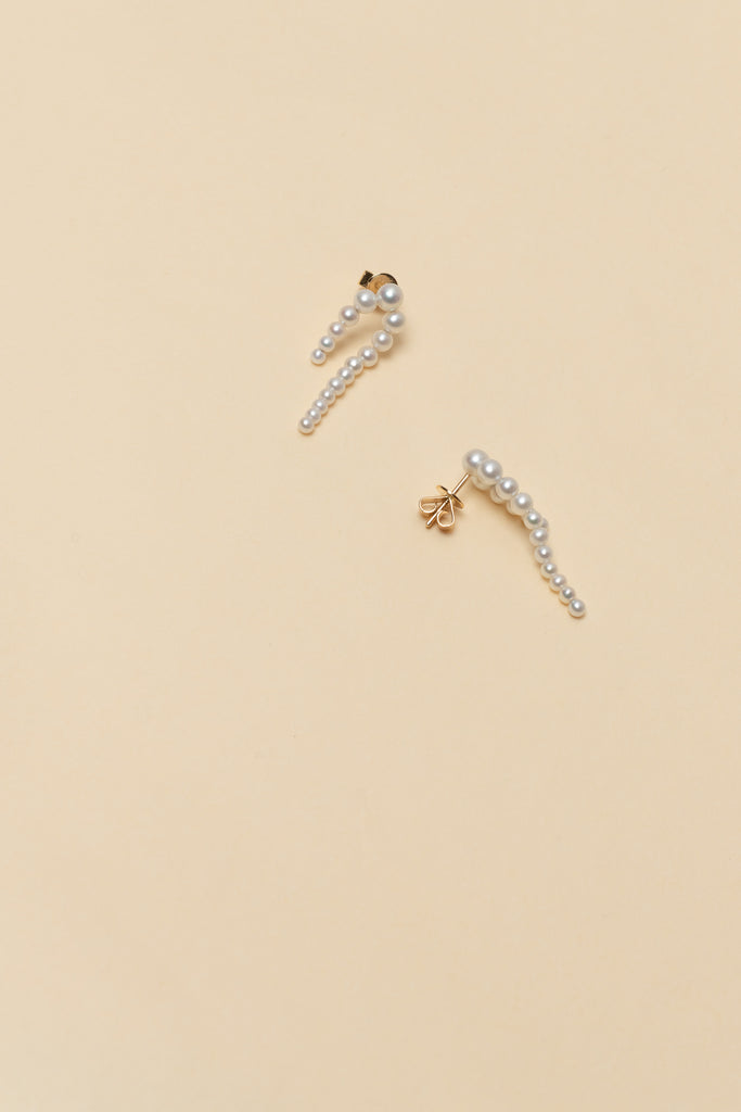 The Petite Perle Nuit Earrings by Sophie Bille Brahe are 14Kt Gold earrings with dropdown freshwater pearls descending in size