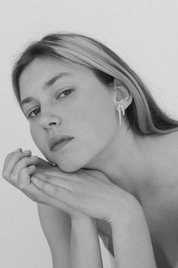 The Petite Perle Nuit Earrings by Sophie Bille Brahe are 14Kt Gold earrings with dropdown freshwater pearls descending in size
