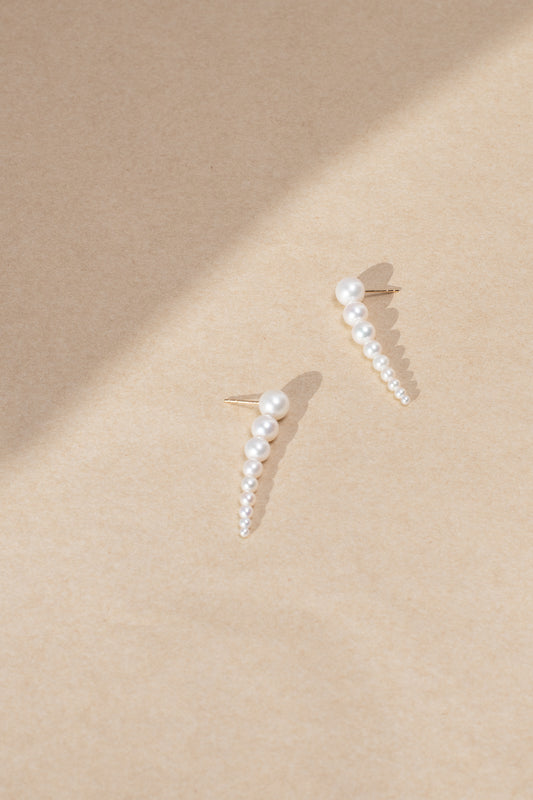 The Sienna Earrings by Sophie Bille Brahe are 14Kt Gold earrings with a dropdown of 9 Freshwater pearls
