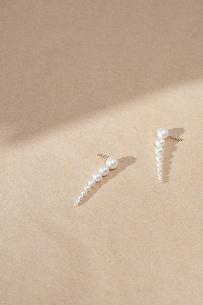 The Sienna Earrings by Sophie Bille Brahe are 14Kt Gold earrings with a dropdown of 9 Freshwater pearls